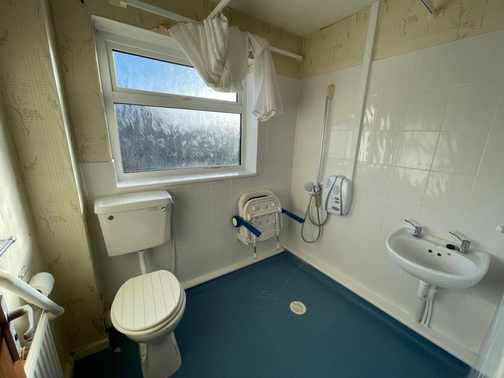 Lot: 122 - SEMI-DETACHED HOUSE FOR IMPROVEMENT - Wet room at first floor level